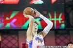 填满数据栏！周琦半场3中2拿到5分6板1助1断1帽 3前场板