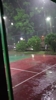 年轻真好啊！大学生在篮球场冒着大雨仍在打球 妹子也熬雨奋战
