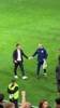 功不可没👍！实拍：国米主帅齐沃赛后和教练团队击掌拥抱