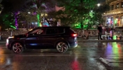 时隔七年重返季后赛并取胜，大批马刺球迷开车上街鸣笛庆祝！