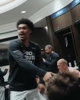 不气盛能叫年轻人吗？赛后马刺更衣室队友们集体开心庆祝！