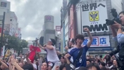 日本战胜突尼斯后，东京街头的球迷沸腾了